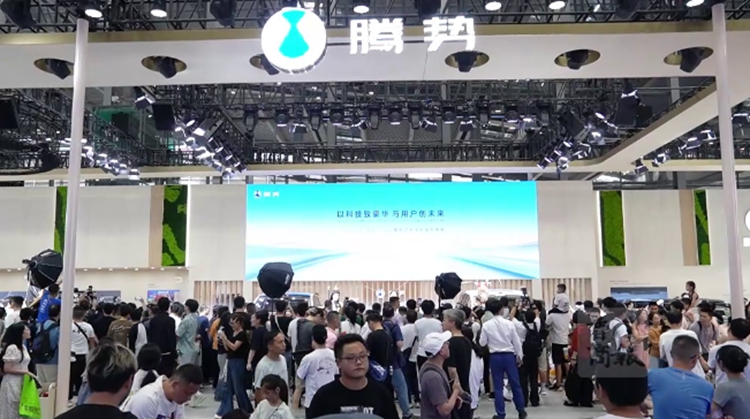 有片｜深圳國(guó)際汽車展覽會(huì)：騰勢(shì)N8L受關(guān)注 預(yù)售訂單表現(xiàn)亮眼