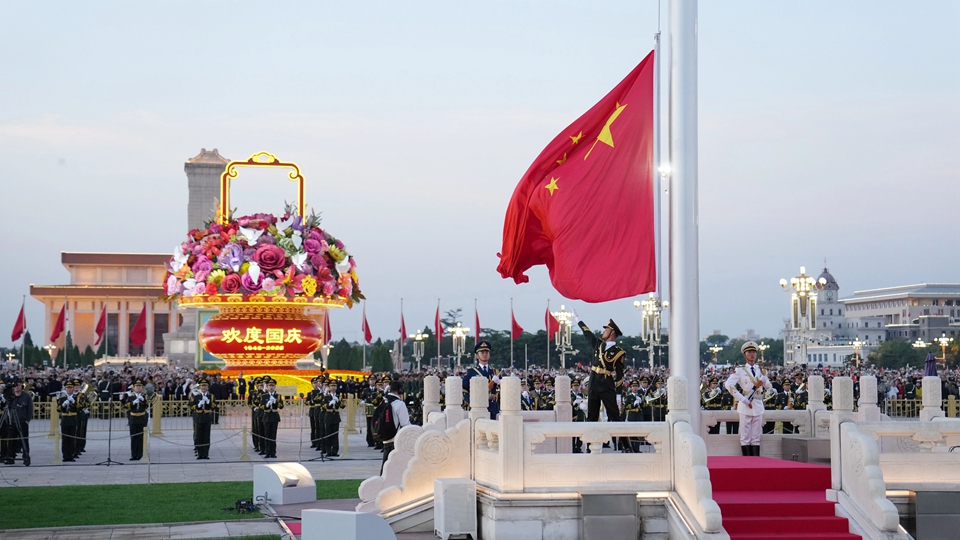 有片｜天安門廣場(chǎng)舉行國慶升旗儀式 12萬人為祖國慶生