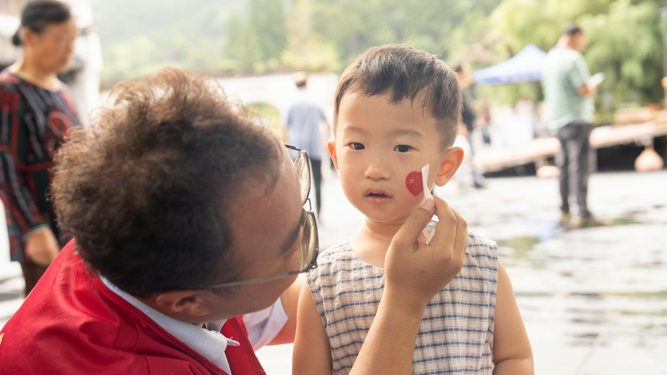 最豐富的表情最飽和的色調(diào)  皖黟縣遊客村民與祖國(guó)同頻共振