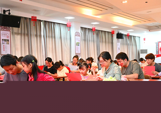 皖休寧縣：非遺剪紙賀國(guó)慶 童心飛揚(yáng)家國(guó)情