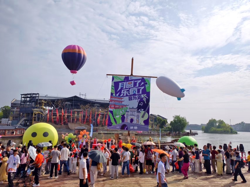 靖港古鎮(zhèn)國(guó)慶推出大學(xué)生水上音樂周 聯(lián)動(dòng)湘超、開通免費(fèi)巴士打造文旅盛宴