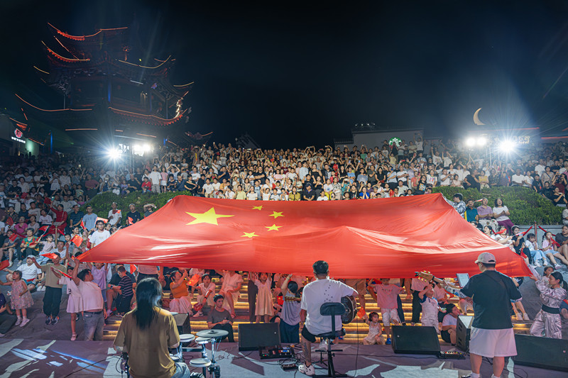 祝福祖國(guó)共慶盛世  皖屯溪河街紅歌飛揚(yáng)