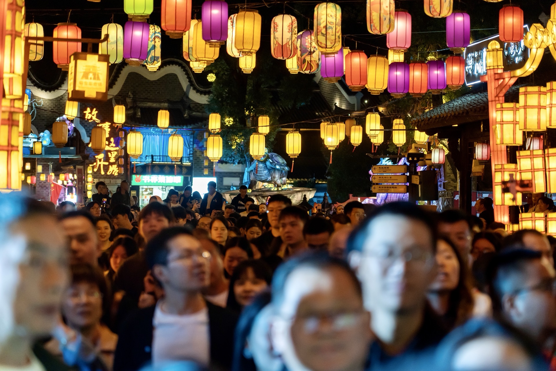 銅官窯國(guó)風(fēng)樂園國(guó)慶首日迎客1.5萬人次 千燈璀璨演繹國(guó)風(fēng)盛景