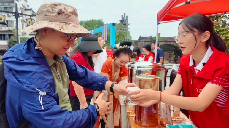 皖休寧縣：雙節(jié)同慶暖意濃 志願服務(wù)聚愛心