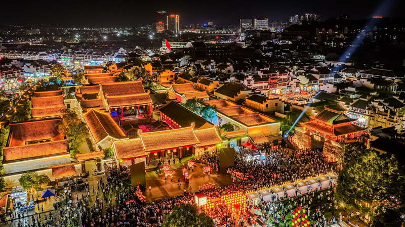 有片丨皖歙縣：徽州古城「日夜聯(lián)動(dòng)」 超長(zhǎng)假期「歙采繽紛 」