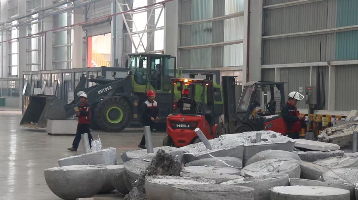 硯山企業(yè)國慶期間生產(chǎn)忙 員工堅守崗位保運行