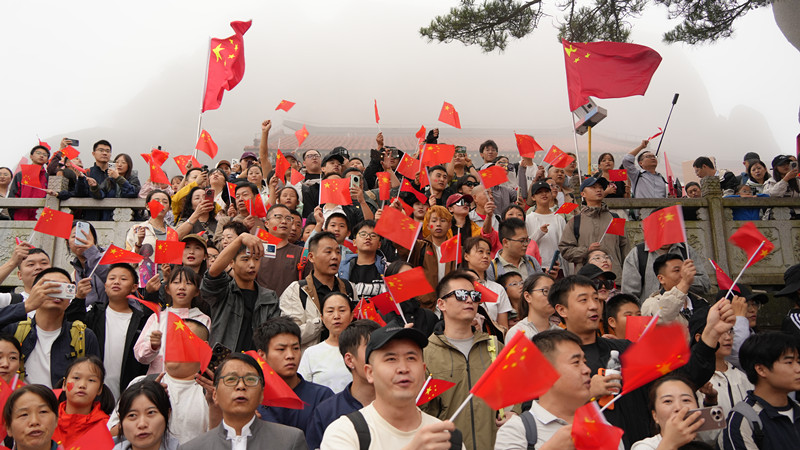 黃山風(fēng)景區(qū)迎來(lái)客流高峰 交通順暢秩序井然