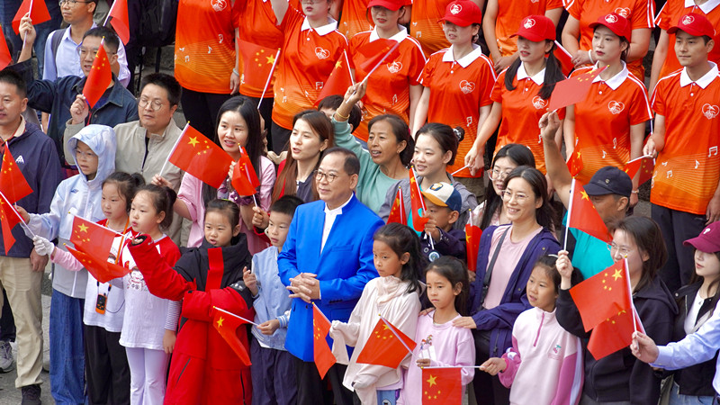 再現(xiàn)春晚經(jīng)典傳遞愛國情懷  張明敏黃山領唱《我的中國心》