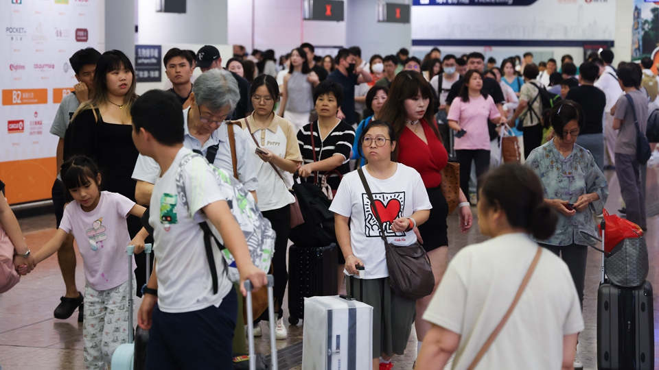 截至10月2日晚上9時逾45萬人次入境 內(nèi)地客近21萬