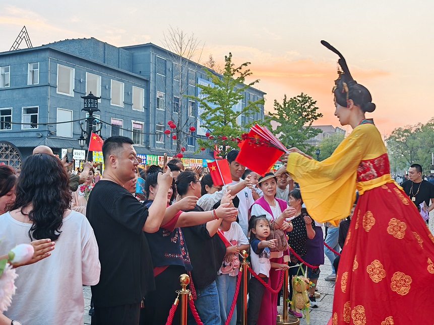 營(yíng)口遼河老街「雙節(jié)」8天歡樂(lè)游啟幕 國(guó)潮盛宴點(diǎn)燃假日熱情