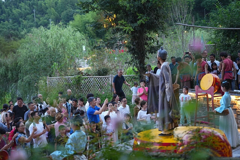 穿漢服賞非遺刷《靈山戀》  皖徽州區(qū)傳統(tǒng)文化體驗(yàn)游受捧