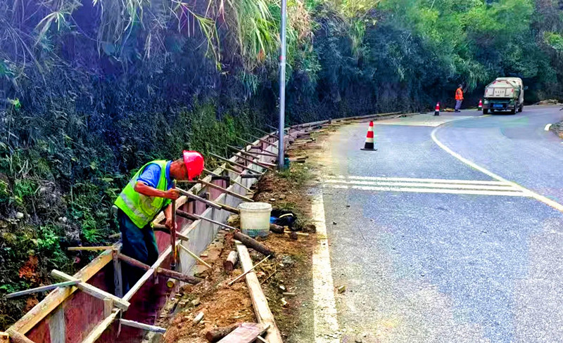 皖休寧縣：假日「不打烊」 公路建設(shè)忙