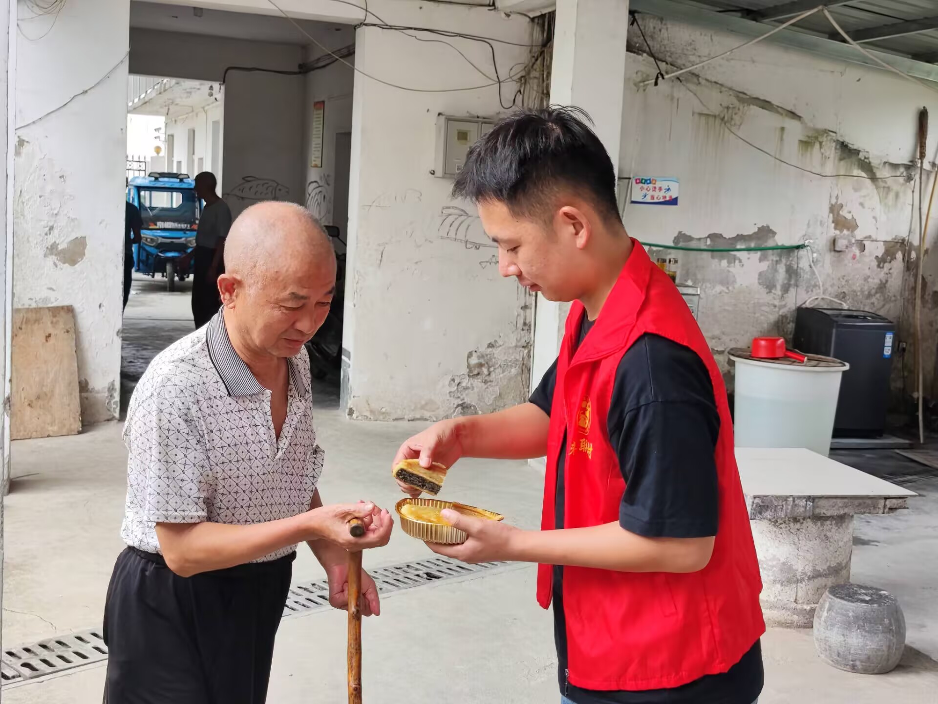 皖黃山區(qū)三口鎮(zhèn)：餅香傳真情  佳節(jié)暖夕陽