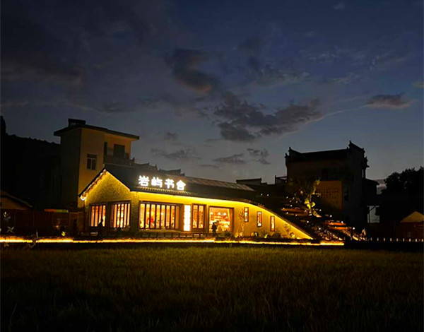 「這份溫暖比風(fēng)景更難忘！」 皖黟縣漁亭鎮(zhèn)「志願(yuàn)紅」成「風(fēng)景線」