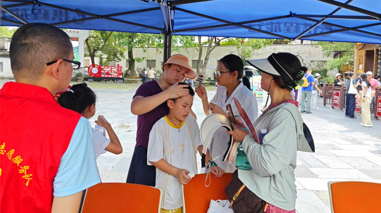 皖黟縣西遞鎮(zhèn)：微光匯聚星河，真情「遞送美好」