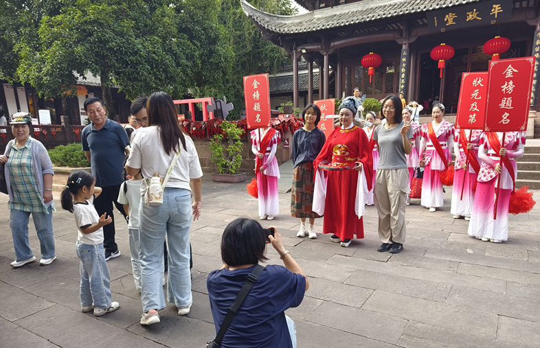 皖休寧縣：全域旅遊「花樣多」  假日經(jīng)濟活力足