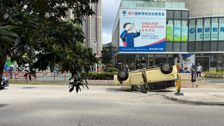 多圖丨將軍澳私家車(chē)自炒「反肚」 司機(jī)一度被困