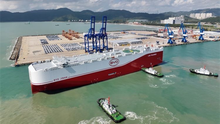 比亞迪「濟(jì)南號」從小漠首航！滿載6000餘輛新能源車出海新加坡