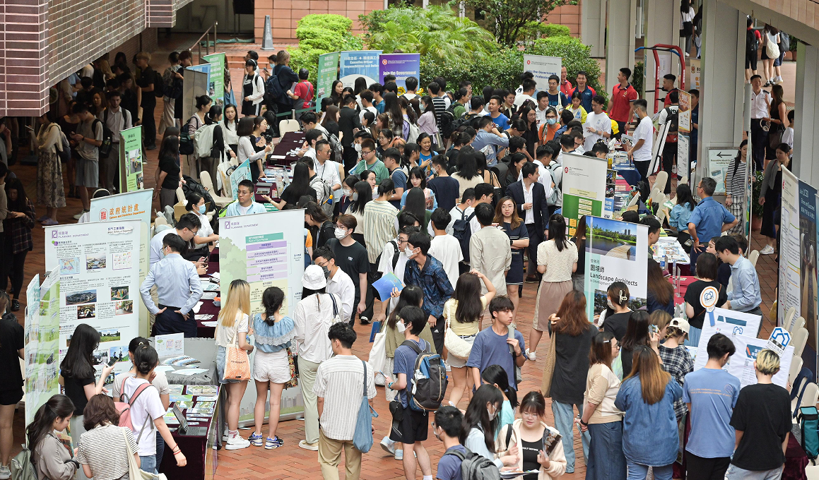公務(wù)員聯(lián)合招聘逾2萬人報名 楊何蓓茵：反映不少學(xué)生有意投身政府