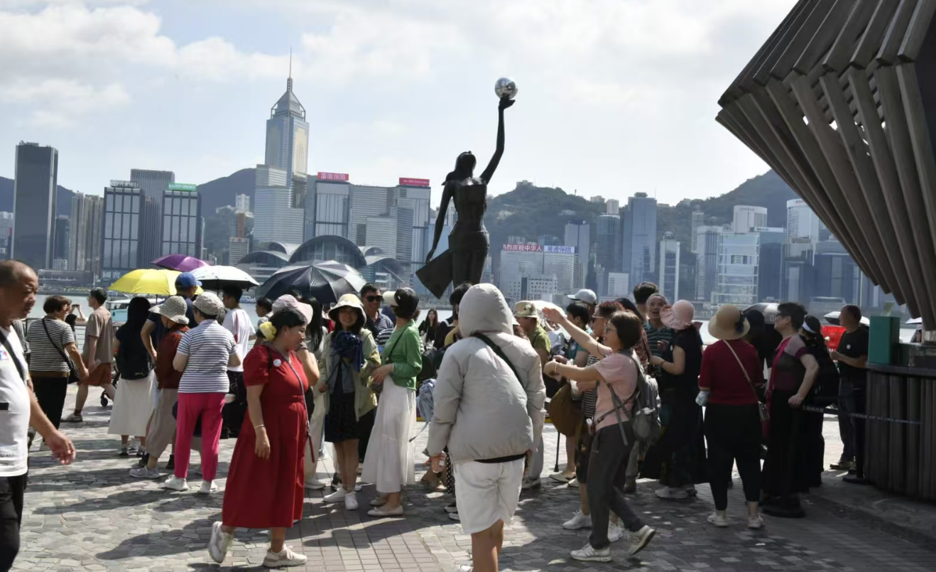 國慶中秋假期踏入第七日 旅遊熱點(diǎn)人頭湧湧