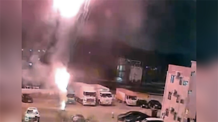 中秋元朗非法「煙花騷」 碎屑濺中4車 1男當(dāng)場(chǎng)被捕