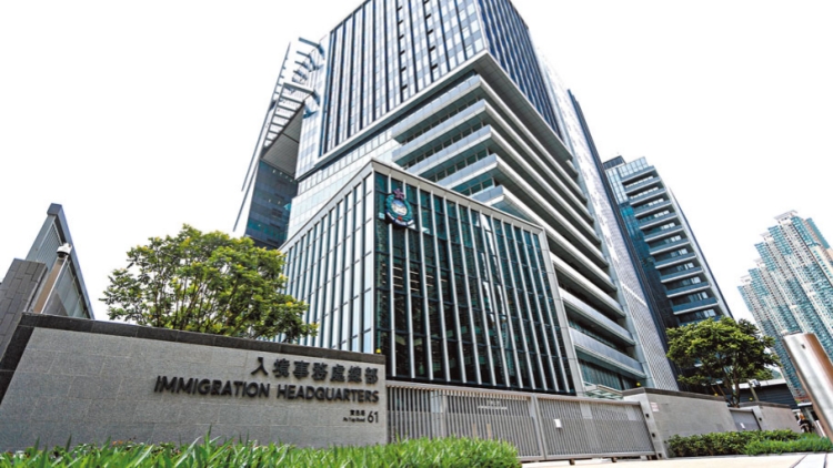 截至晚9時(shí)逾92萬人次出入境 43萬人次出境