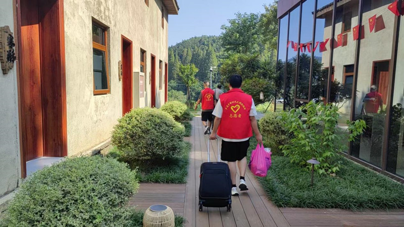 皖祁門縣：蘆溪「志願紅」 「雙節(jié)」風(fēng)景線