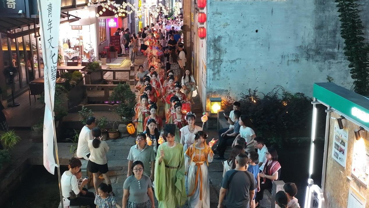 皖屯溪區(qū)：花燈巡遊引萬人空巷