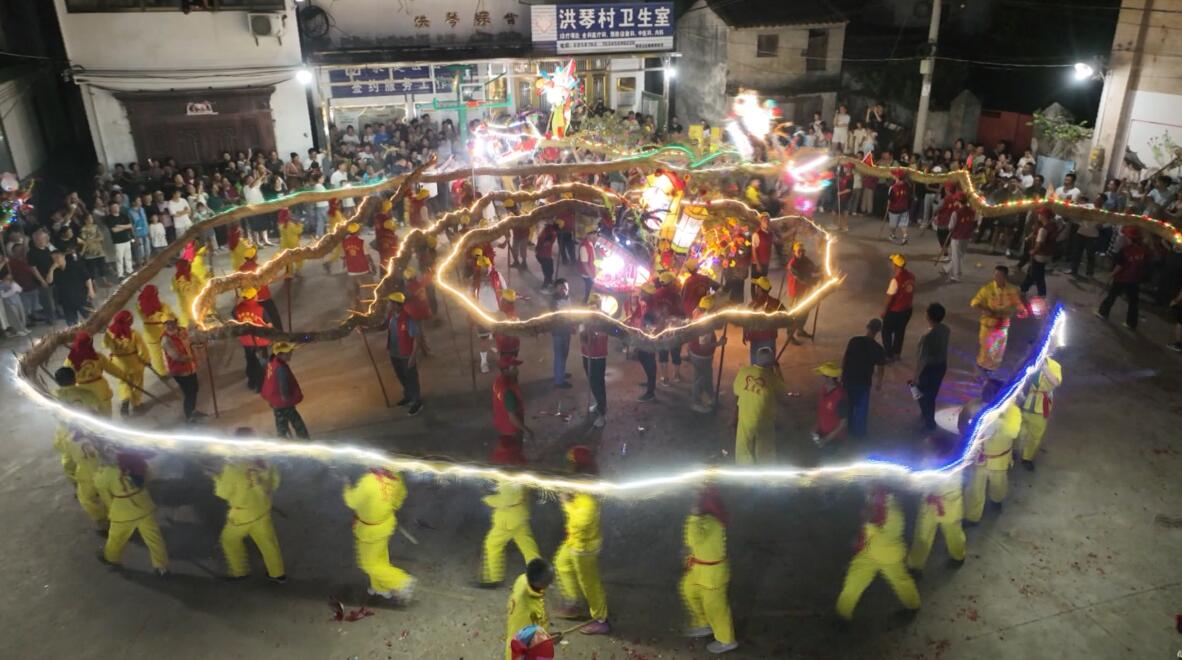 皖歙縣：草龍趣斗鬧中秋 月下共舞訴鄉(xiāng)情