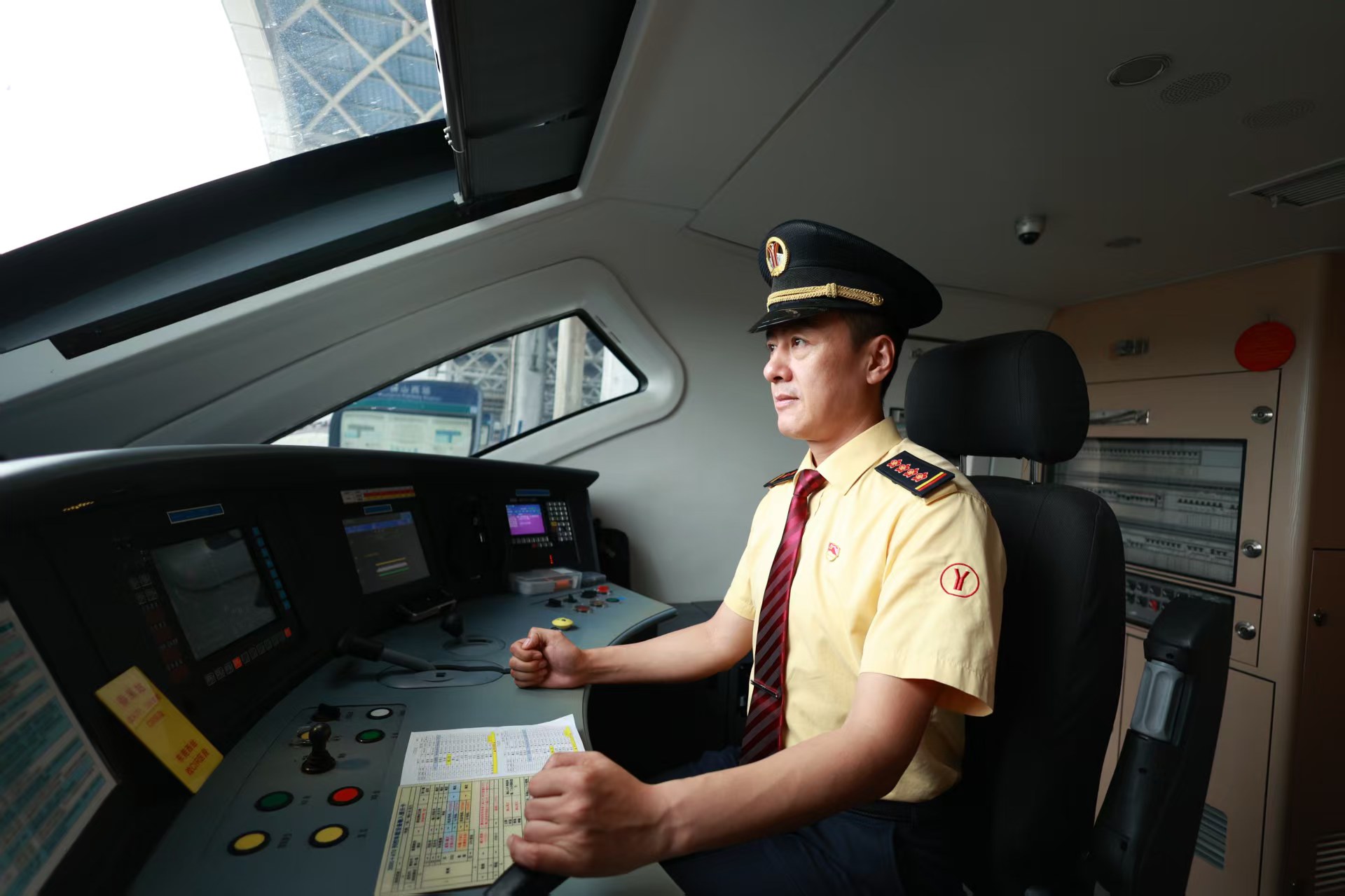 堅(jiān)守I廣東城際鐵路司機(jī)陳威：手裡的操縱桿連著千百個(gè)家庭的平安