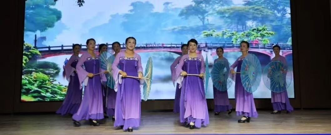 廣西巴馬世紀(jì)養(yǎng)生園舉辦中秋晚會(huì) 凝聚濃濃的民族情誼