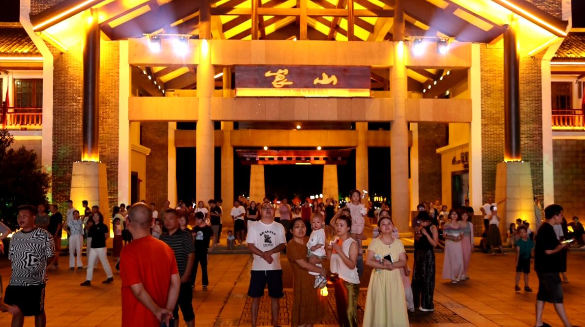 從丹霞奇觀到夜色狂歡 崀山「白+黑」文旅模式燃爆雙節(jié)