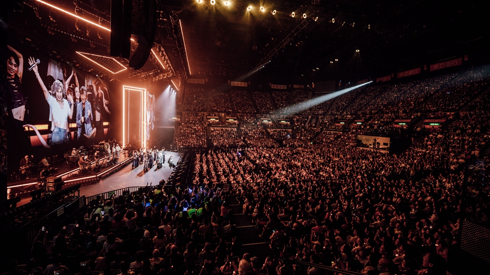 紅館演唱會首場 葉蒨文曬馬甲線狂跳13分鐘 林子祥唱《海闊天空》感觸落淚