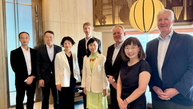 陳美寶與國際航運業(yè)界保持緊密交流