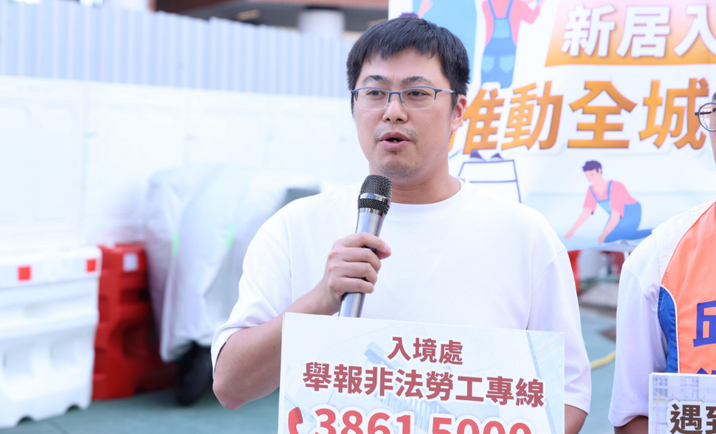 顏汶羽到安達(dá)臣道向居民傳遞提防誤聘「黑工」訊息