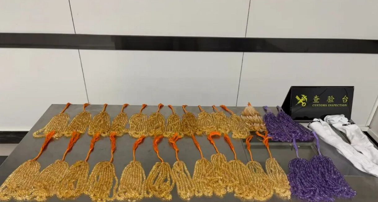 有片丨羅湖海關(guān)截查入境旅客 揭雙腿綁藏水晶闖關(guān)