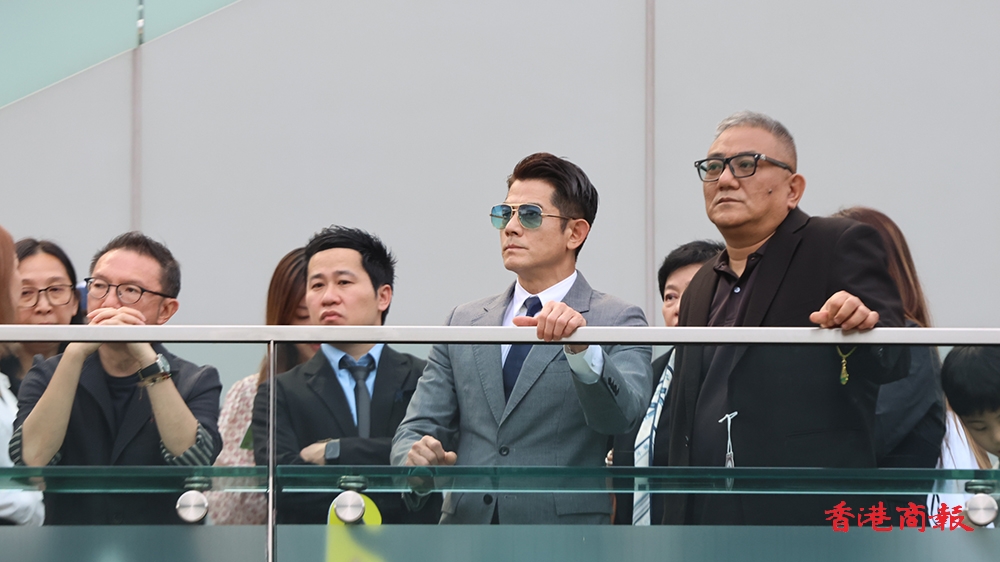 有片｜「舞林密碼」表現(xiàn)不似預(yù)期 城城現(xiàn)身馬場敗興收?qǐng)? title=