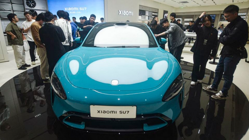 小米SU7再捲致命車禍 起火後無(wú)法開(kāi)門 股價(jià)挫近8%