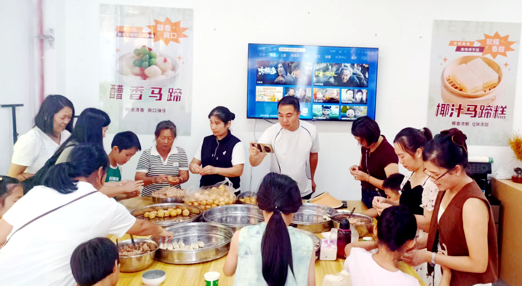 桂賀州非遺體驗(yàn)店飄馬蹄香 遊客手作「元寶」餃子迎福