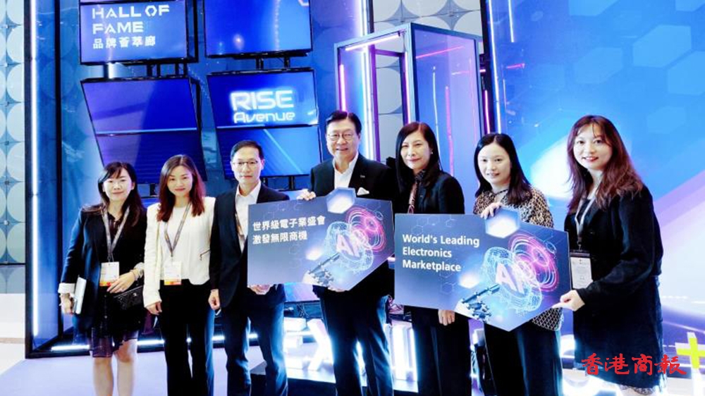 秋電展機械人現(xiàn)磨咖啡拉花 仿生手彈琴吸睛