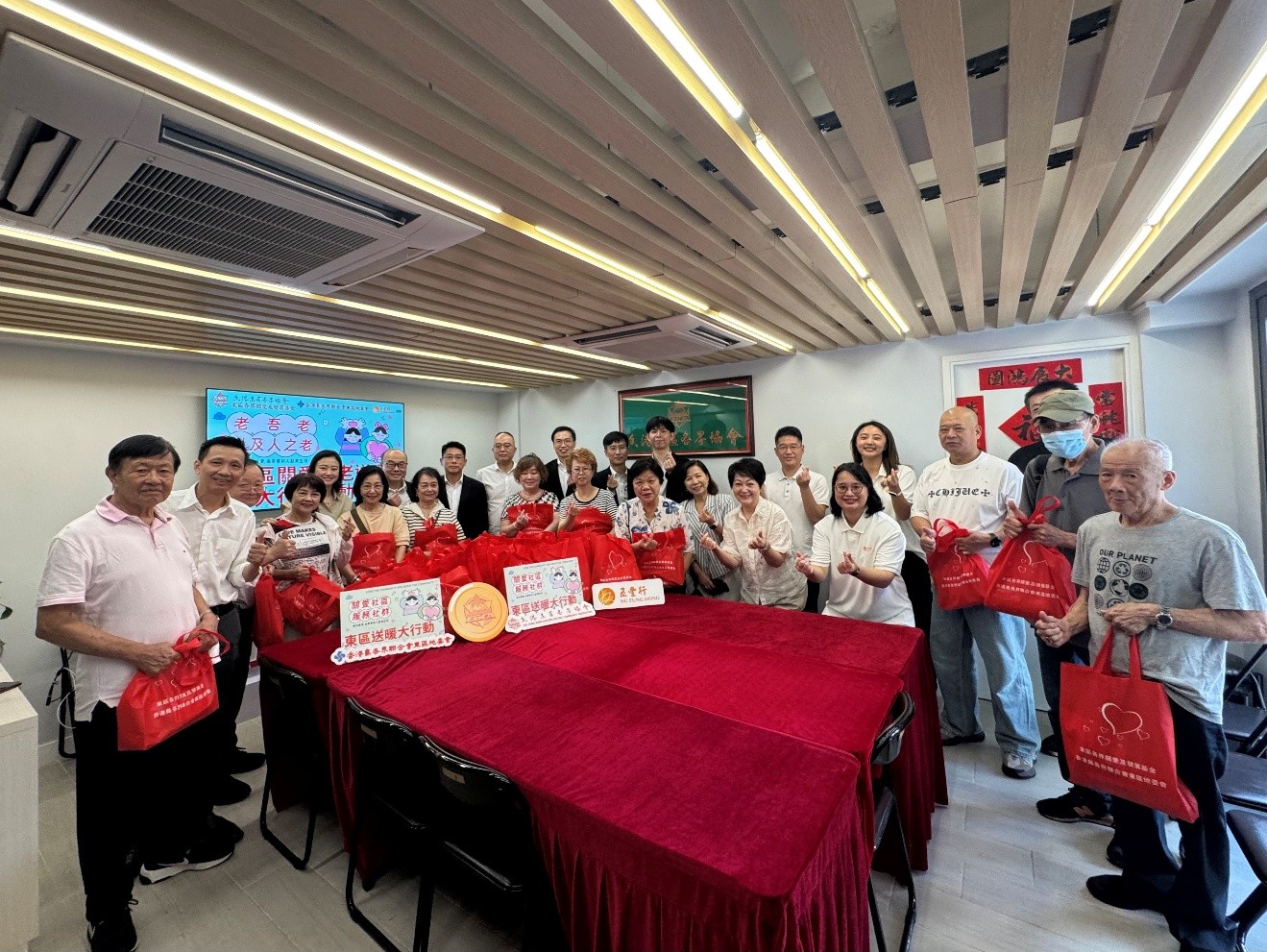 「東區(qū)關(guān)愛敬老送暖大行動」啟動  五豐行全力支持   