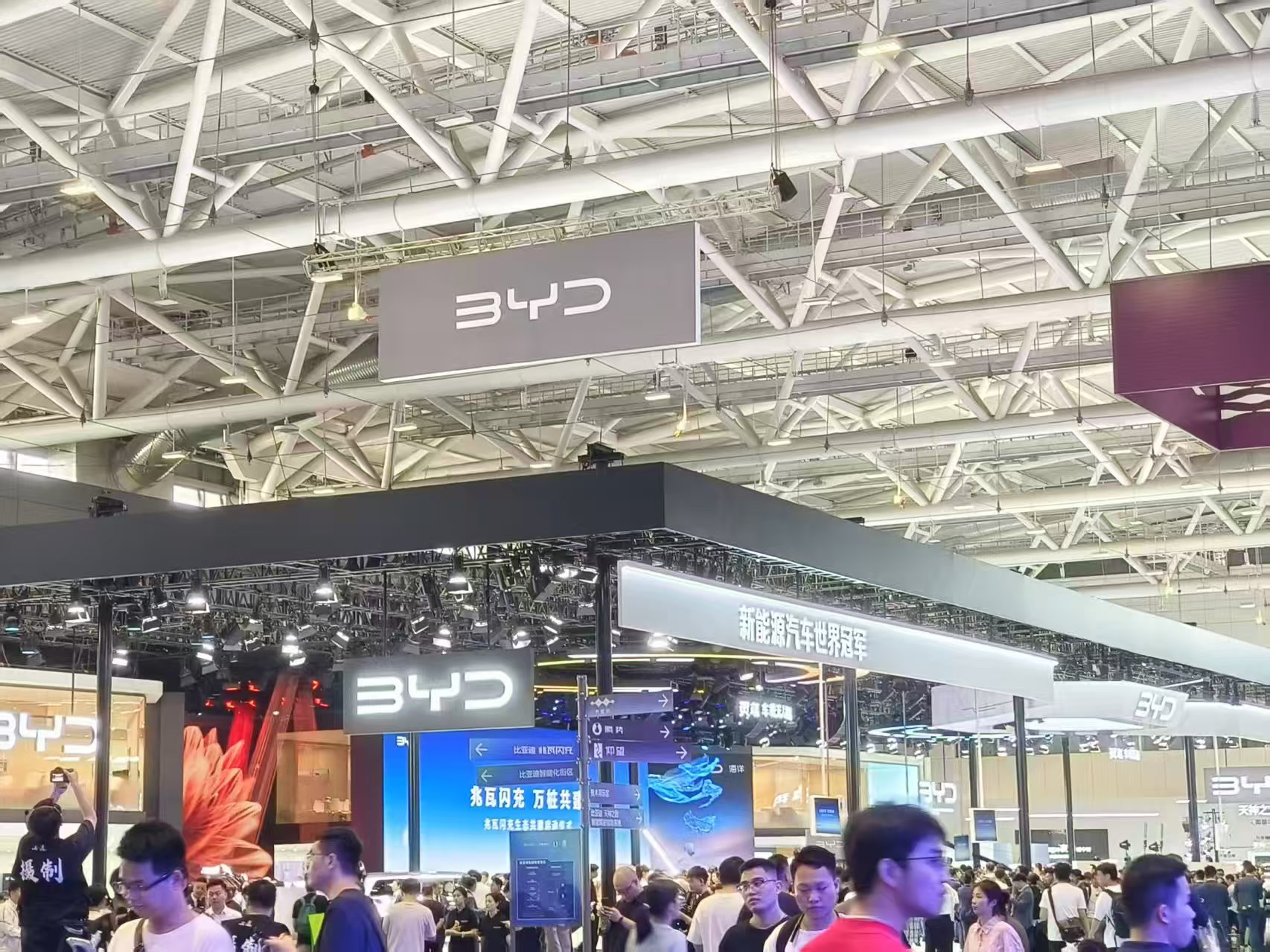 「金九銀十」 車市衝刺進(jìn)行時，比亞迪、上汽破 300 萬輛，銷量目標(biāo)完成率超71%