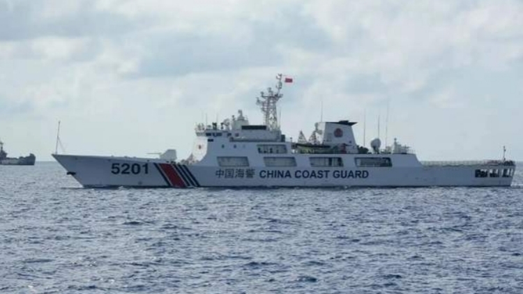中國海警2502艦艇編隊在我釣魚島領(lǐng)海內(nèi)巡航