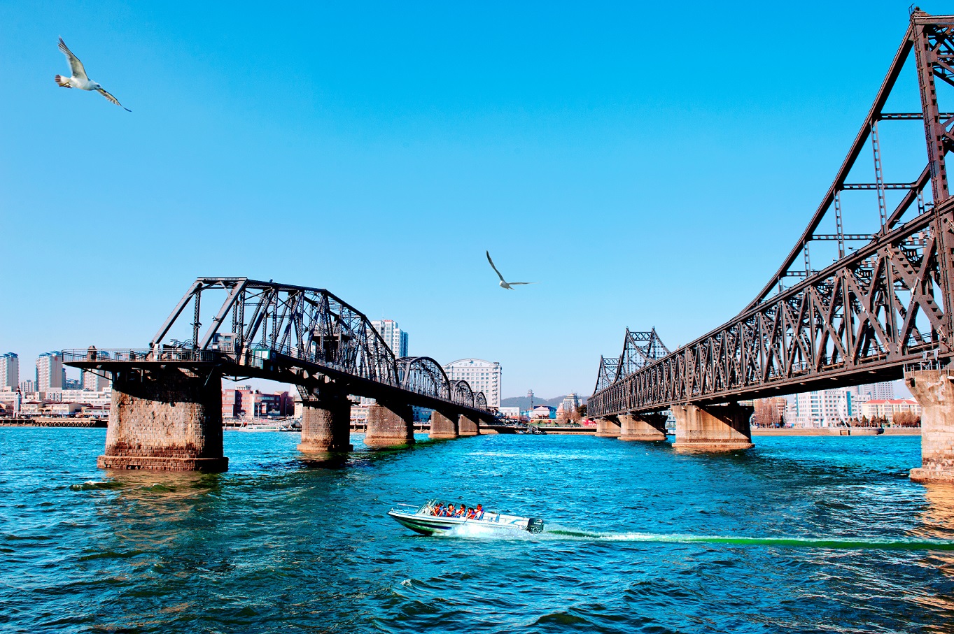 鴨綠江斷橋記：江聲載史，斷梁銘魂