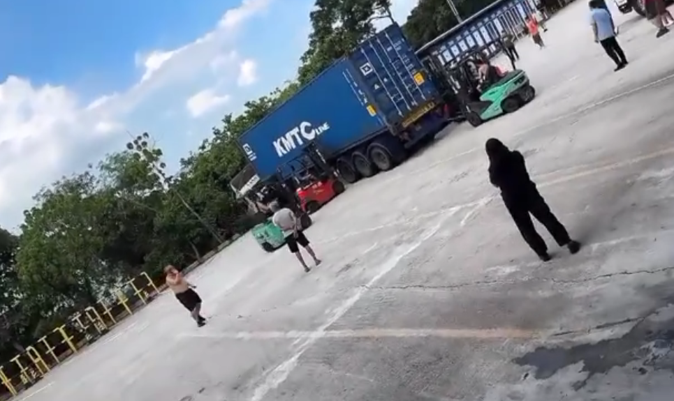 有片丨流浮山司機(jī)救車(chē)被輾困車(chē)底 5剷車(chē)升起貨櫃車(chē)救人惜最終不治