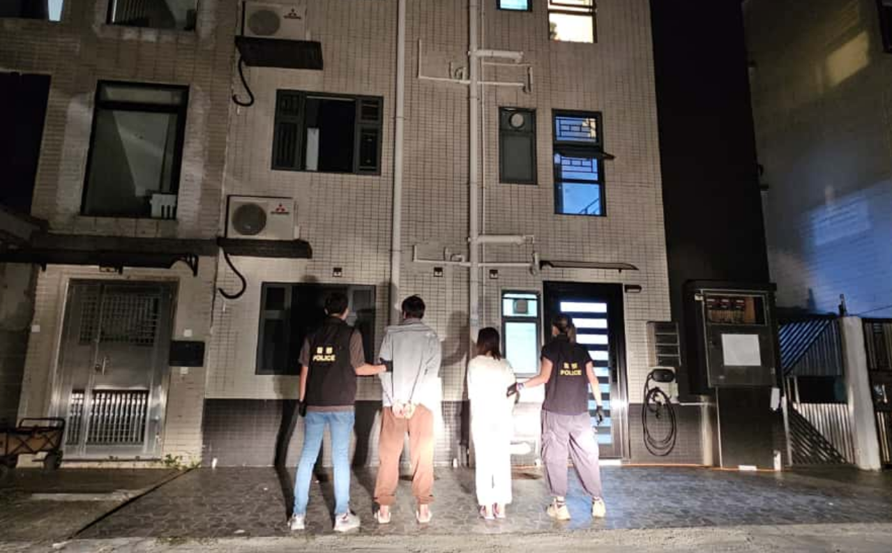 警方八鄉(xiāng)破製毒工場 拘兩人檢14萬元毒品