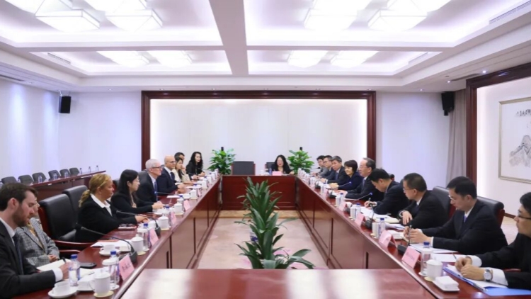 國(guó)家工信部部長(zhǎng)李樂(lè)成會(huì)見(jiàn)美國(guó)蘋(píng)果公司首席執(zhí)行官蒂姆·庫(kù)克
