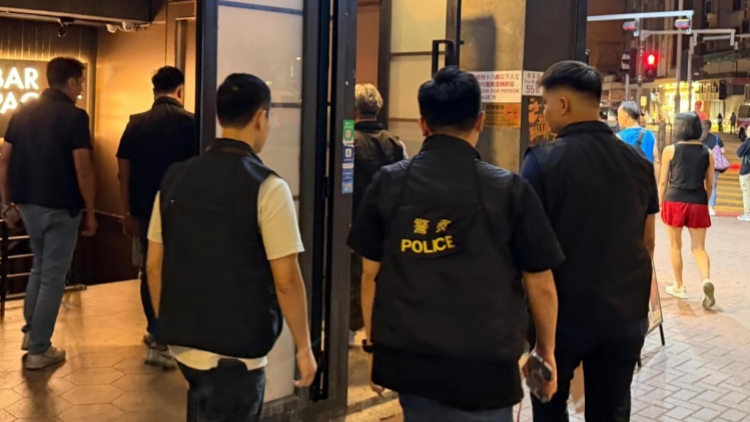 警方旺角犁庭掃穴 搜查夜場(chǎng)拘一通緝男子