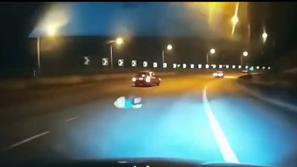 有片｜的士高速公路行駛時(shí)乘客跌出車外 網(wǎng)民：「?jìng)S咪自殺呀？」