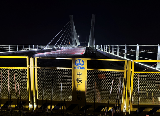 創(chuàng)兩項(xiàng)世界第一！廣佛西環(huán)城際鐵路斜拉橋完成萬(wàn)噸轉(zhuǎn)體